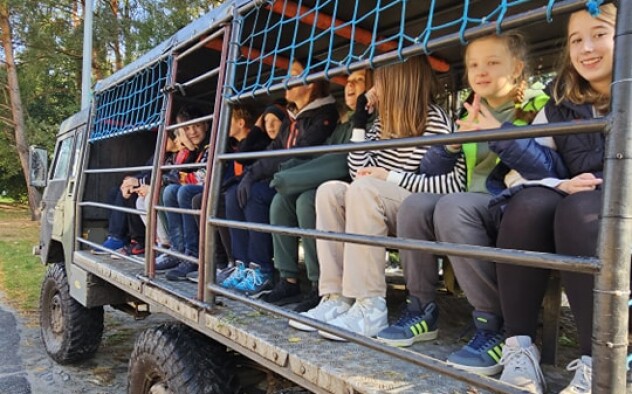 uczniowie jadą leśnym autobusem
