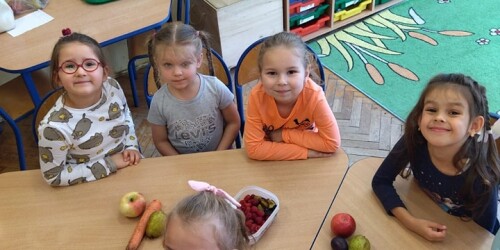 Dzieci z zerówki poznawały smaki jesienny owoców i warzyw