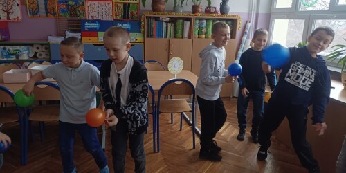 uczniowie uczestniczą w zabawach Andrzejkowych