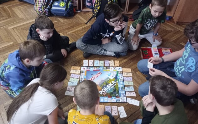 uczniowie grają w monopoly