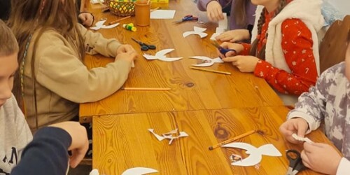 uczniowie wykonują ozdobne anioły z papieru