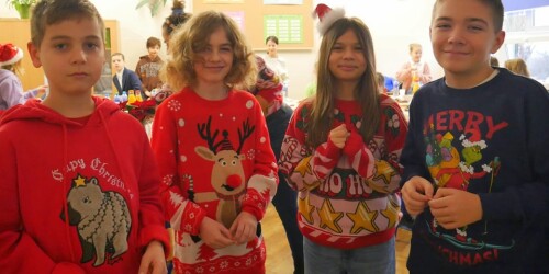 zdjęcie uczniów w świątecznych sweterkach