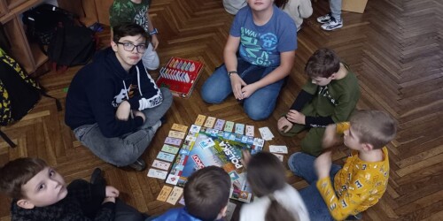 uczniowie grają w monopoly