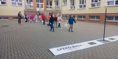 uczniowie grają w Speed -Ball