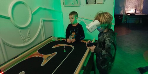 uczniowie grają w wirtualne gry
