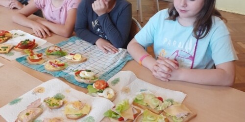 uczniowie pozują przy swoich zdrowych kanapkach