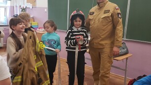 Dzieci z 2a w towarzystwie strażaka